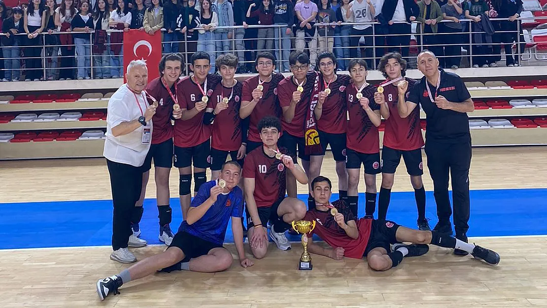 Eskişehir Fatih Fen Lisesi 'Erkek Voleybol' da Şampiyon