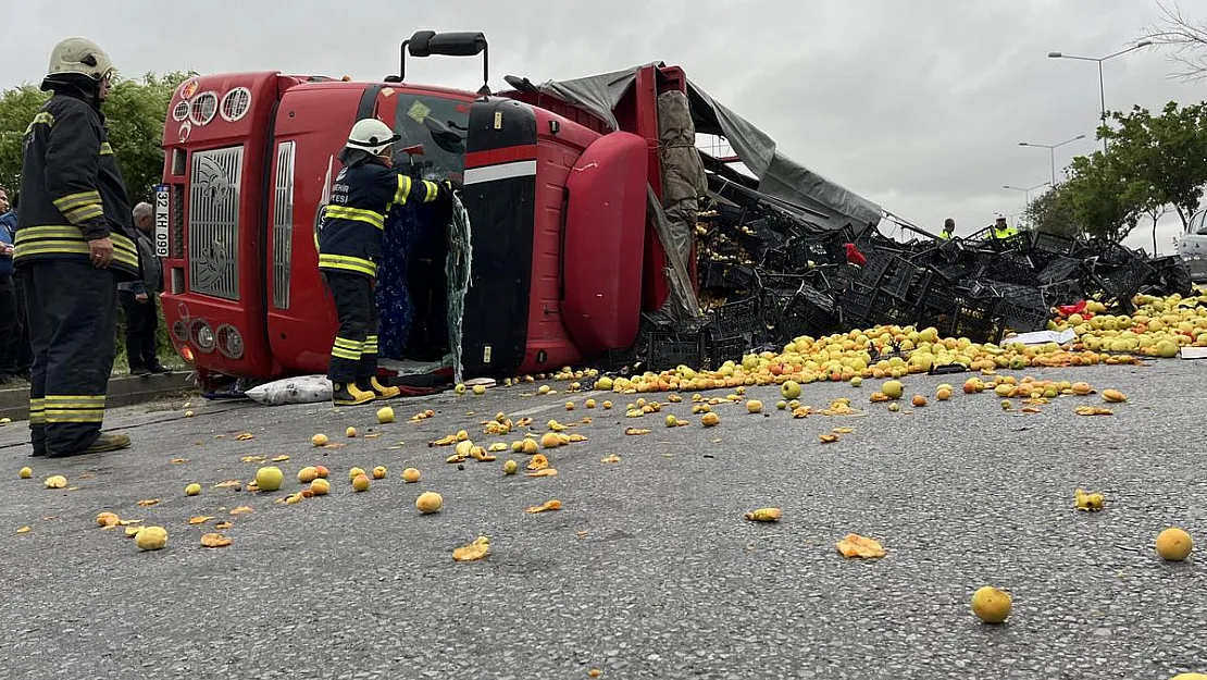 Eskişehir'de meyve yüklü kamyon yan yattı, meyveler etrafa saçıldı