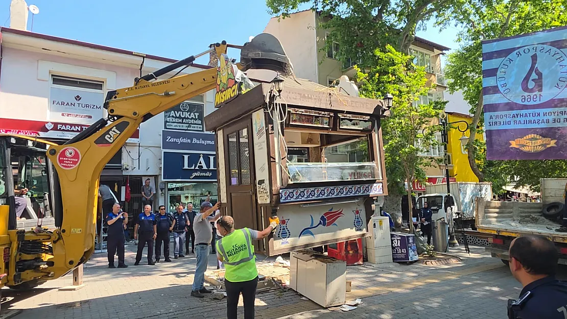 Esnaf Kendini Çatıya Zincirledi, Polis Ve Zabıta Eşliğinde Büfeler Kaldırıldı