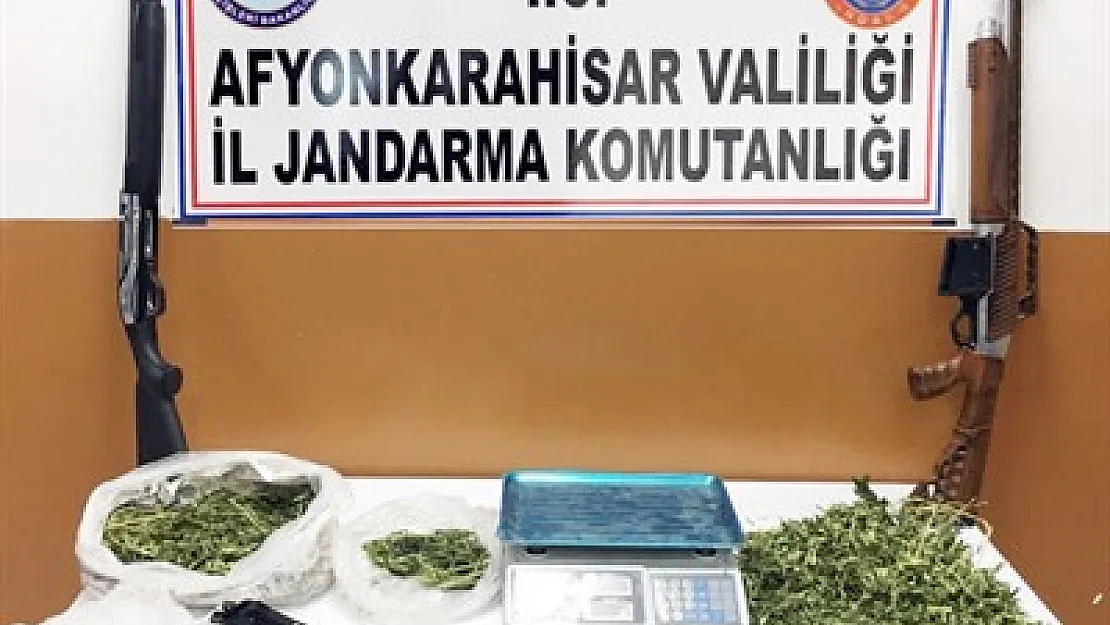 Esrar, tabanca, av tüfeği, ne ararsan bu evde var!