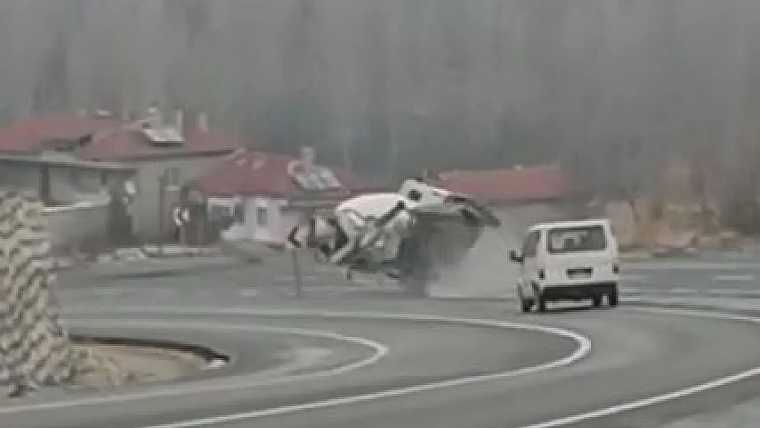 Freni boşalan beton mikserinin devrilme anı kamerada