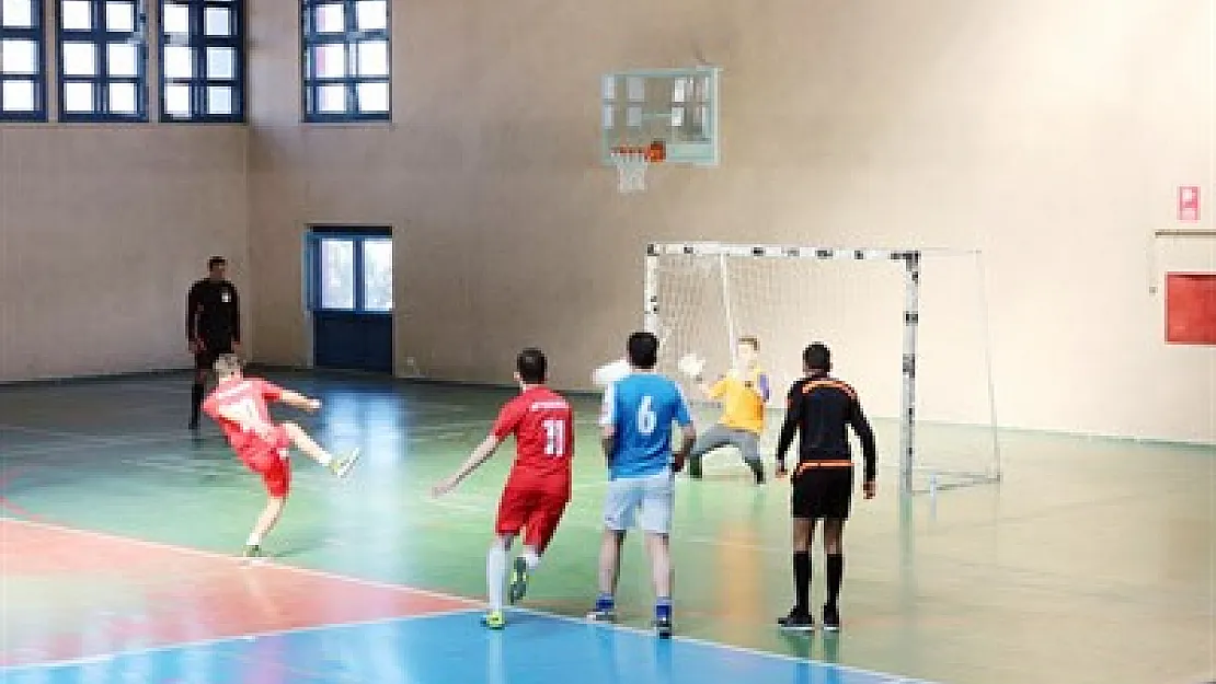 Futsal gruplarında son maçlar oynanıyor