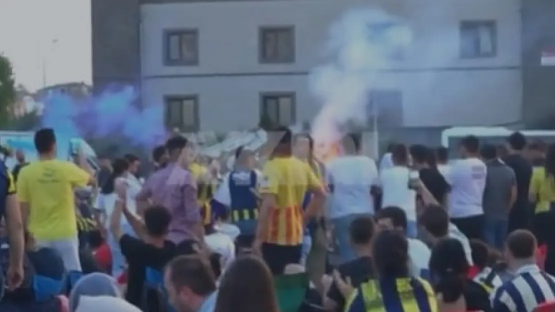 Galatasaraylı Taraftardan Fenerbahçelilere Kamikaze!