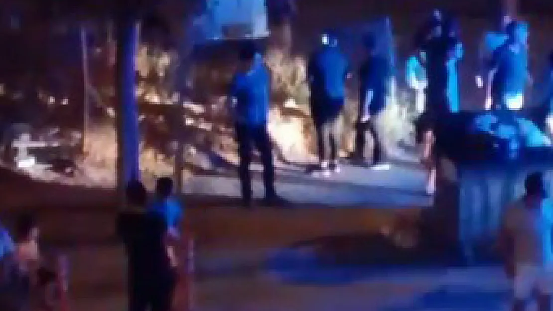 Gece Saatlerinde Çıkan Yangın Mahalleliyi Sokağa Döktü