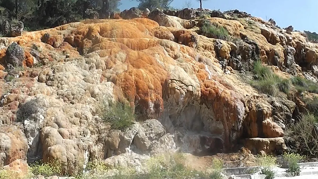 Gediz Belediyesi Termal Tatil Köyü, bozulmayan doğallığı ile kendisine hayran bırakıyor