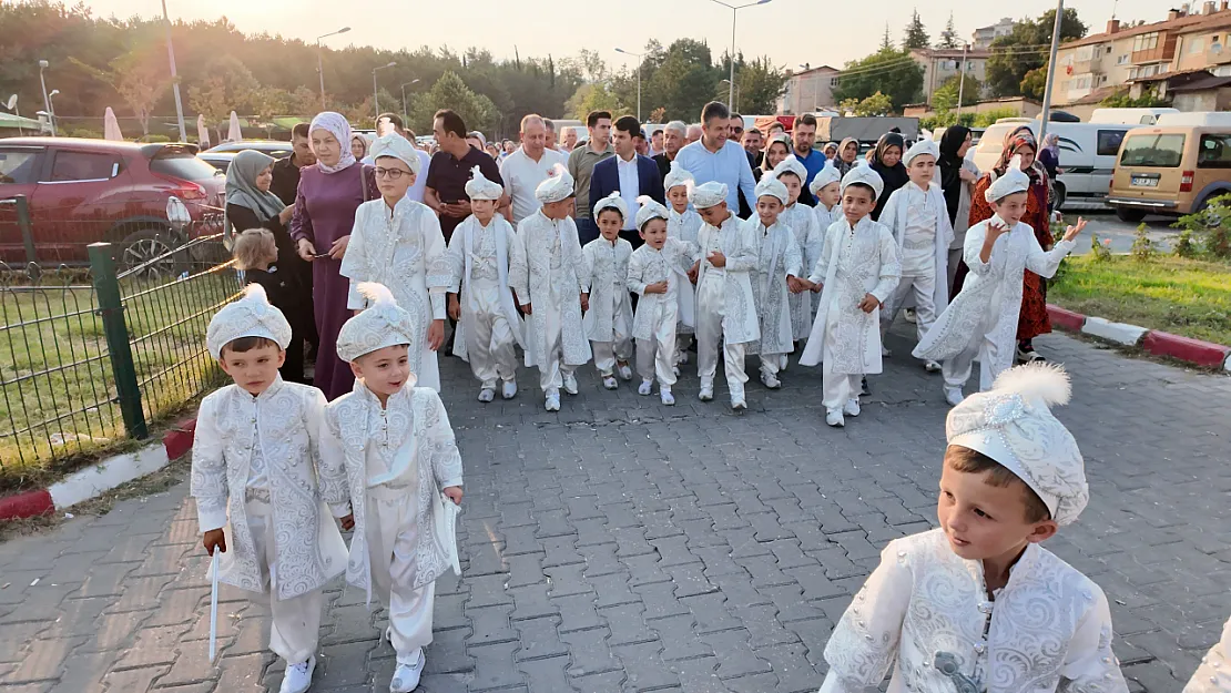 Gediz'de 20 Çocuk Sünnet Ettirildi
