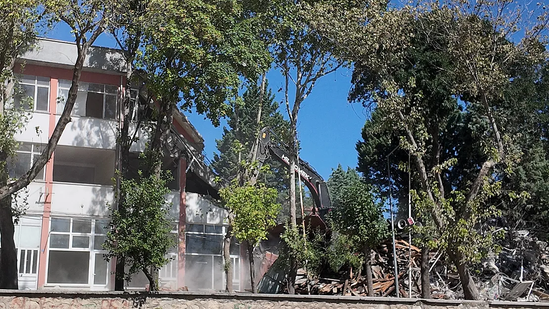 Gediz'de 43 Yıllık Kızılay İşhanı Yıkıldı