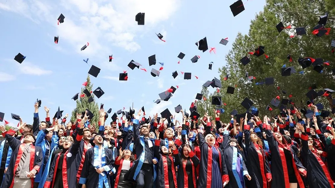 Gediz Sağlık Hizmetleri Meslek Yüksekokulu’nda mezuniyet coşkusu