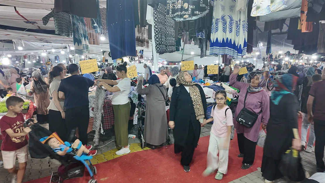 Gediz Tarhana Festivali'nde Kıyafet Pazarı Yoğun İlgi Görüyor