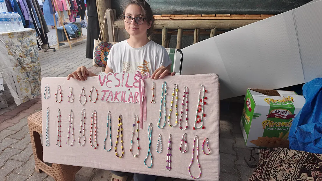Gediz Tarhana Festivali'nin En Genç Girişimcisi 12 Yaşındaki Vesile, Takılarıyla Göz Kamaştırıyor