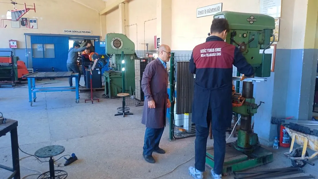 Gediz'de meslek lisesi öğrencilerinden durak üretimi