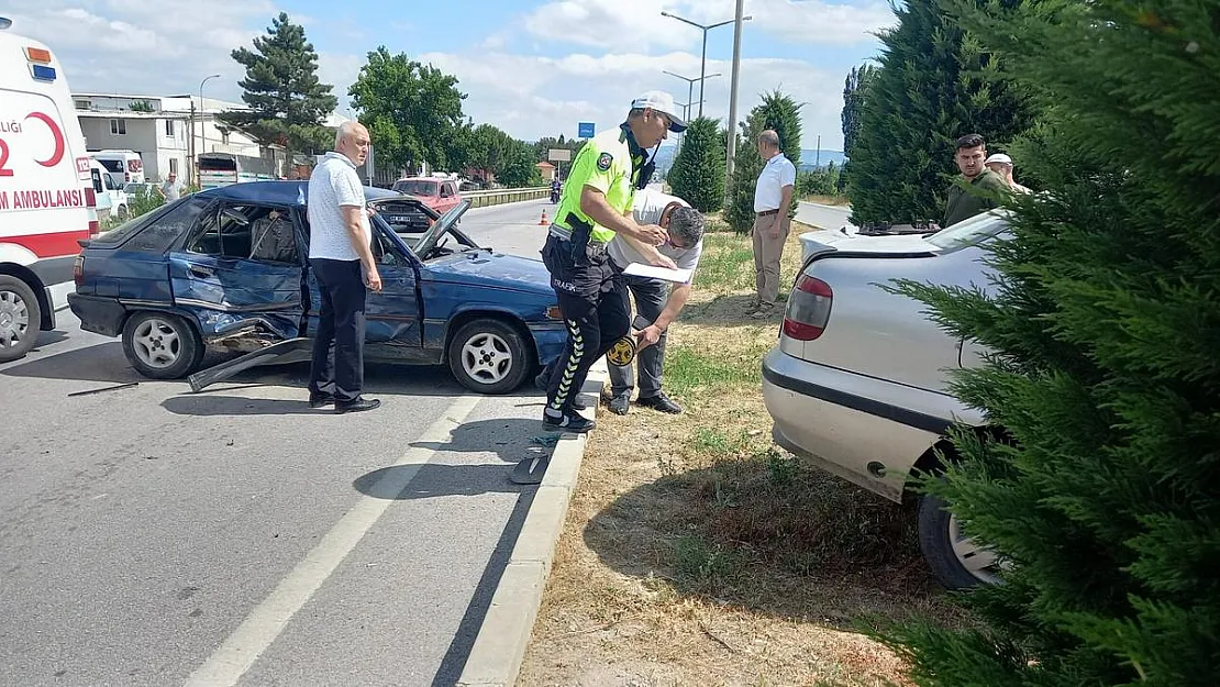 Gediz’deki trafik kazasında 3 kişi yaralandı