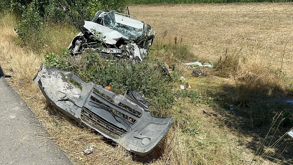 Gelin almadan dönen araç kaza yaptı, biri ağır 3 kişi yaralandı