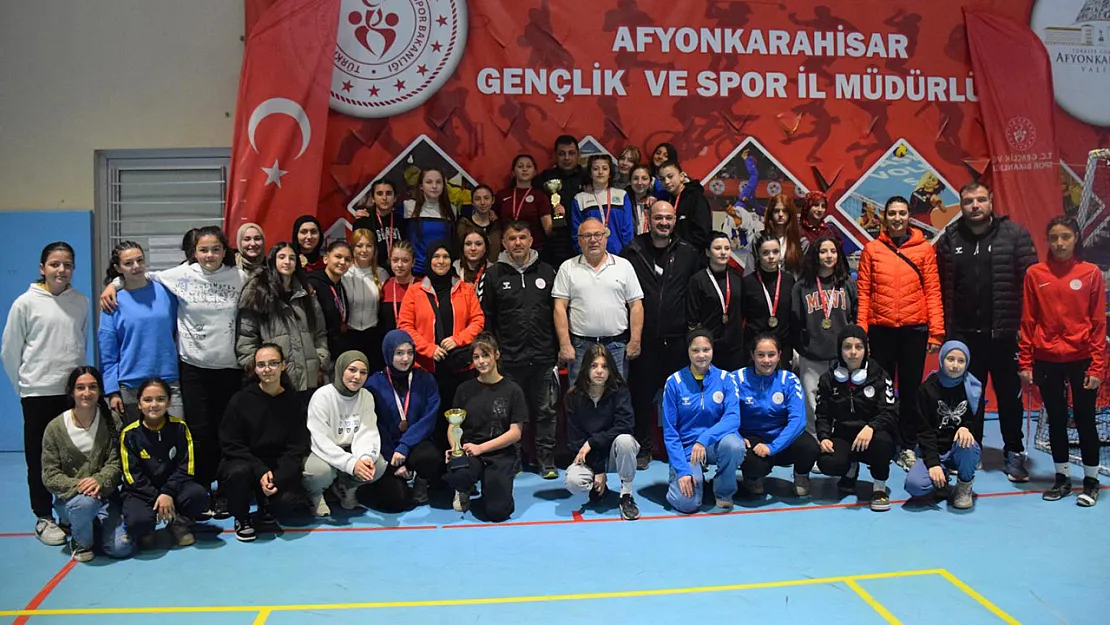 Genç Güreşçiler Çiğiltepe Spor Salonu'nda Şampiyonluk İçin Mücadele Etti