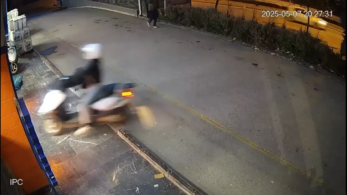 Genç Kadın, Petshop Mağazasına Motoruyla Daldı!