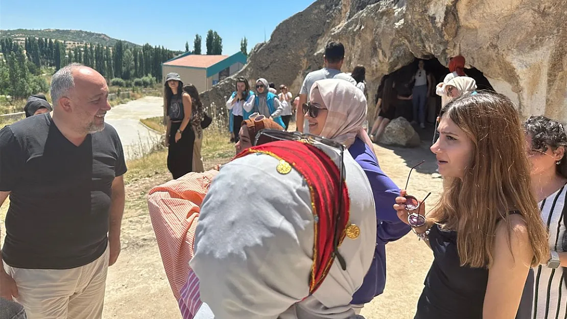 Gençler Afyon’un tarihi yerlerini gezdi