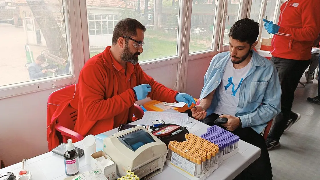 Gençlik Merkezi öğrencileri ve vatandaşlar kan bağışına yoğun ilgi gösterdi