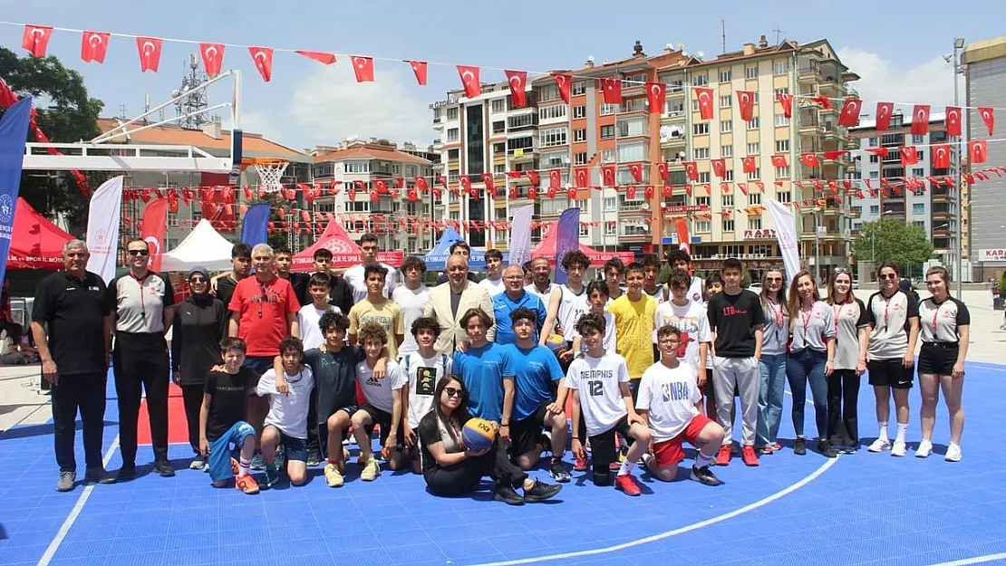 Gençlik Sokakta Basketbol Oynadı