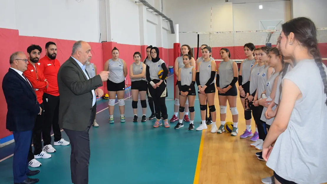 Gençlik Spor Kulübü Voleybol Takımı Çalışmalarını Sürdürüyor