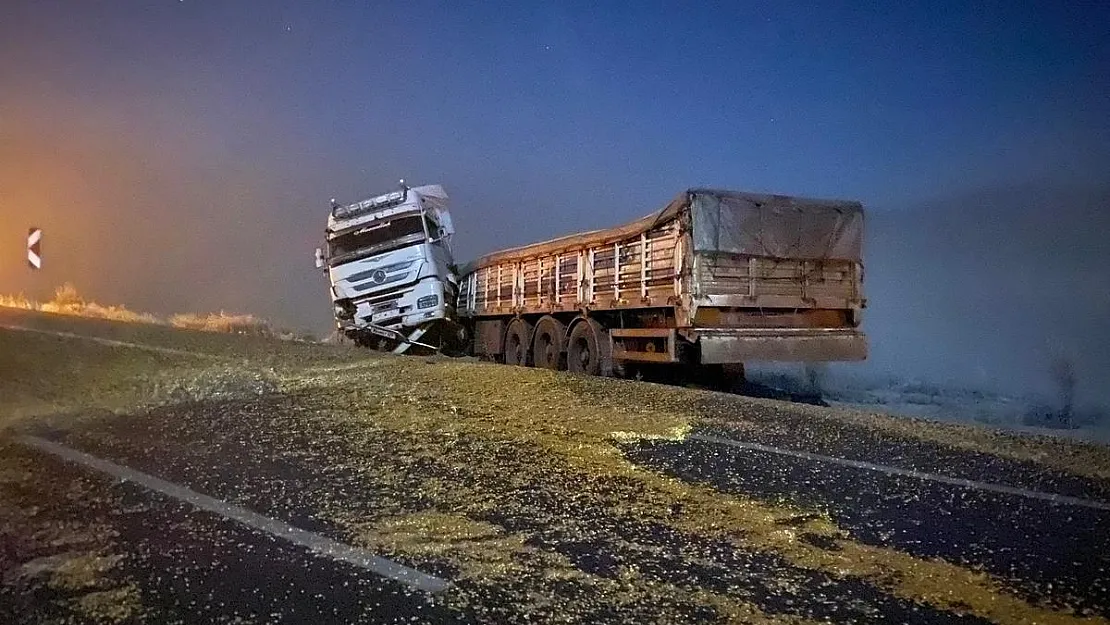 Gizli buzlanma ve sisten dolayı tırlar kaydı, 2 kişi yaralandı