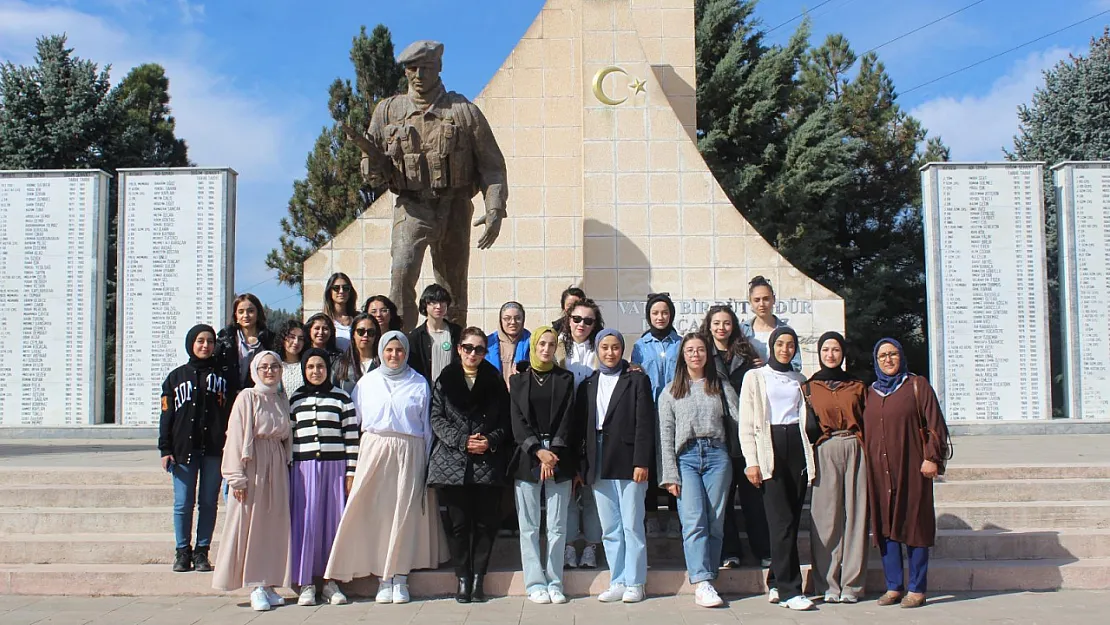 Gönüllü Gençler Cumhuriyet Şehitliğini Temizledi