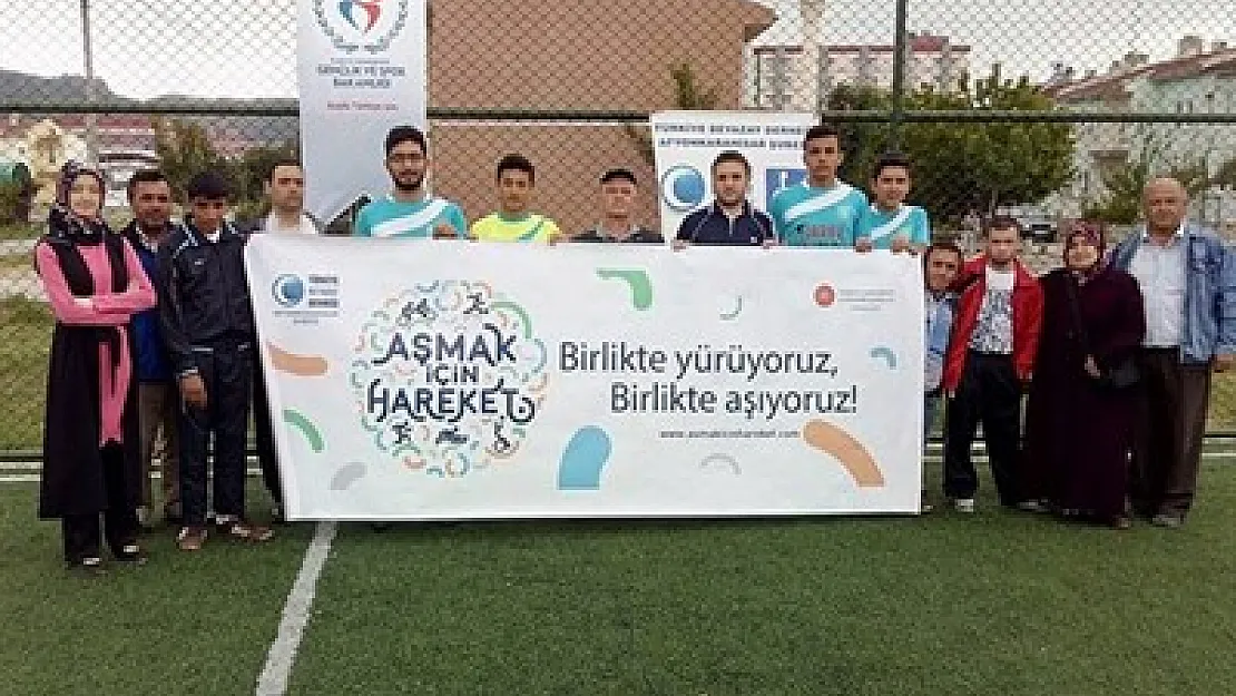 Gönüllü gençler engellilerle maç yaptı