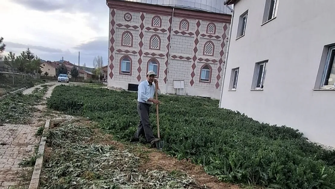 Gönüllüler Sinanpaşa'da Camileri Temizledi