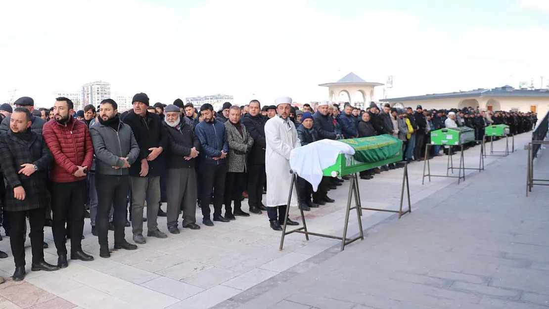 Gözyaşları Afyonlu genç depremzedelere