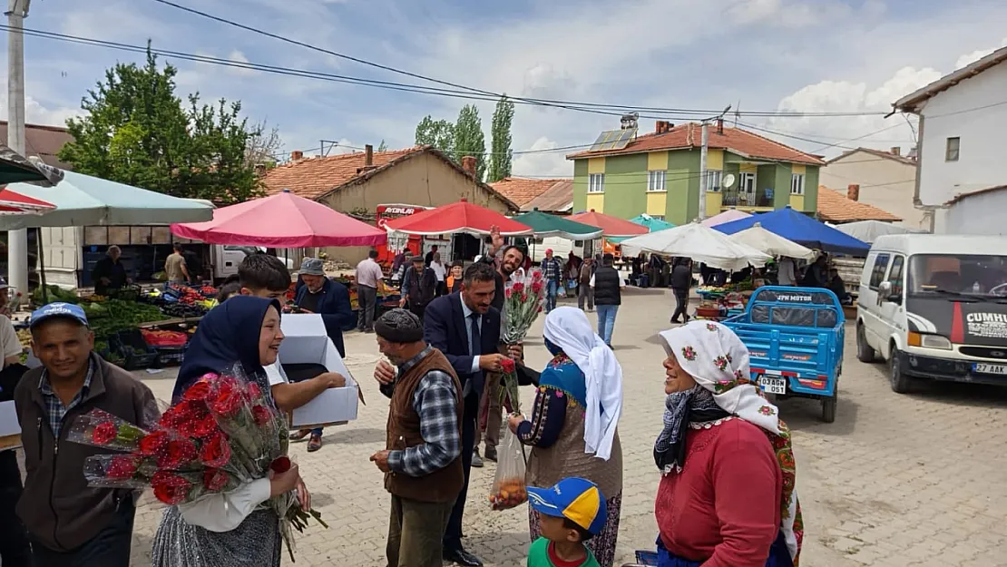 Gül İle Gülümsediler