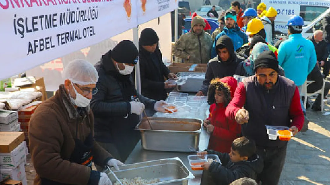 Günde 20 bin depremzede ve görevliye sıcak yemek dağıtılıyor