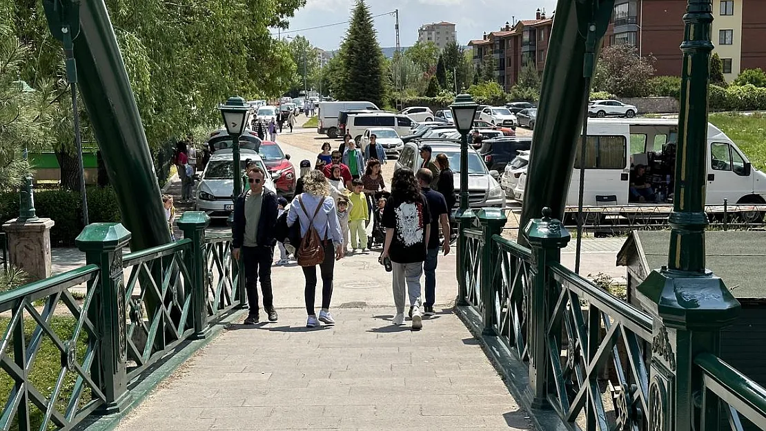 Güneşli havayı fırsat bilen vatandaşlar soluğu parklarda aldı