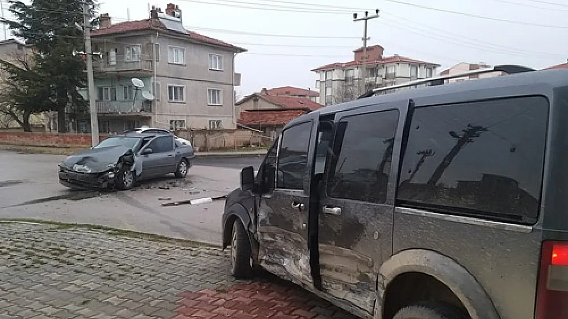 Hafif ticari araç ile otomobilin çarpıştığı kazada 2 kişi yaralandı