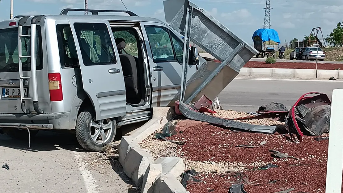 Hafif Ticari Aracın Otomobille Çarpıştığı Kazada 4 Kişi Yaralandı