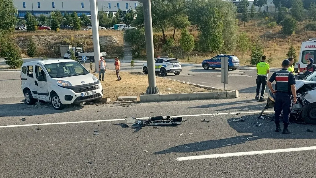 Hafif Ticari Araçlar Çarpıştı: 4 Yaralı
