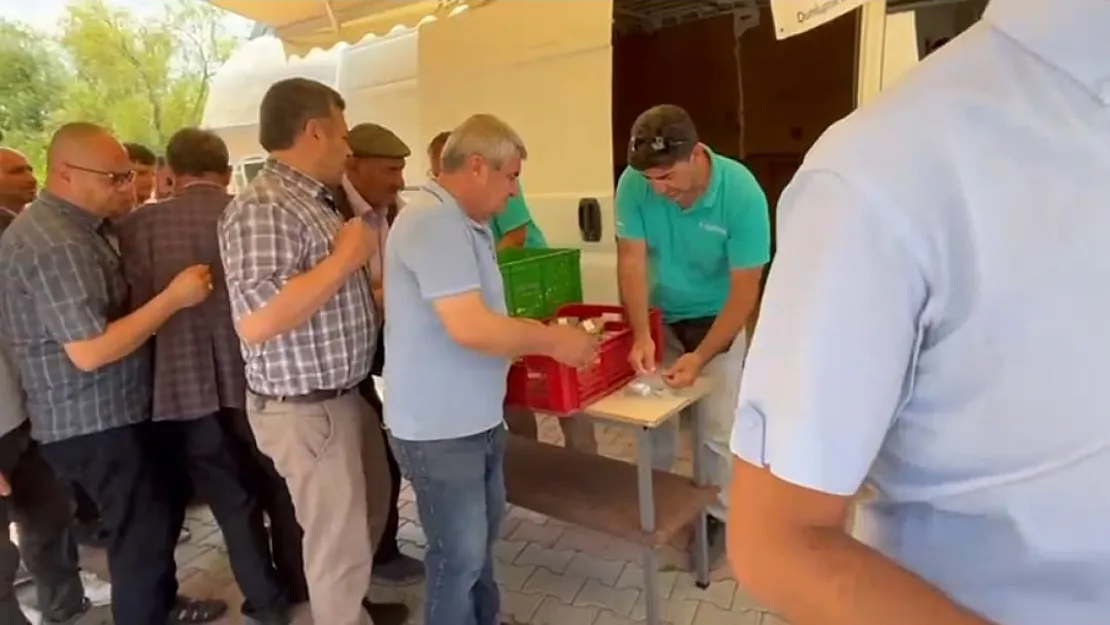 Hasene Vakfı Önce Aşure Dağıttı Sonra Kırtasiye Kampanyası Başlattı