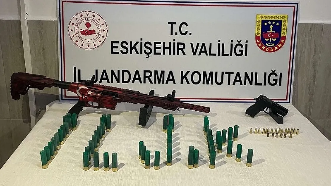 Havaya ateş eden 3 şüpheli ruhsatsız tabanca ve tüfekle yakalandı