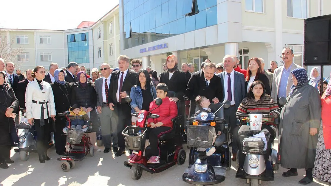 Hayallerini kurdukları akülü araca kavuştular