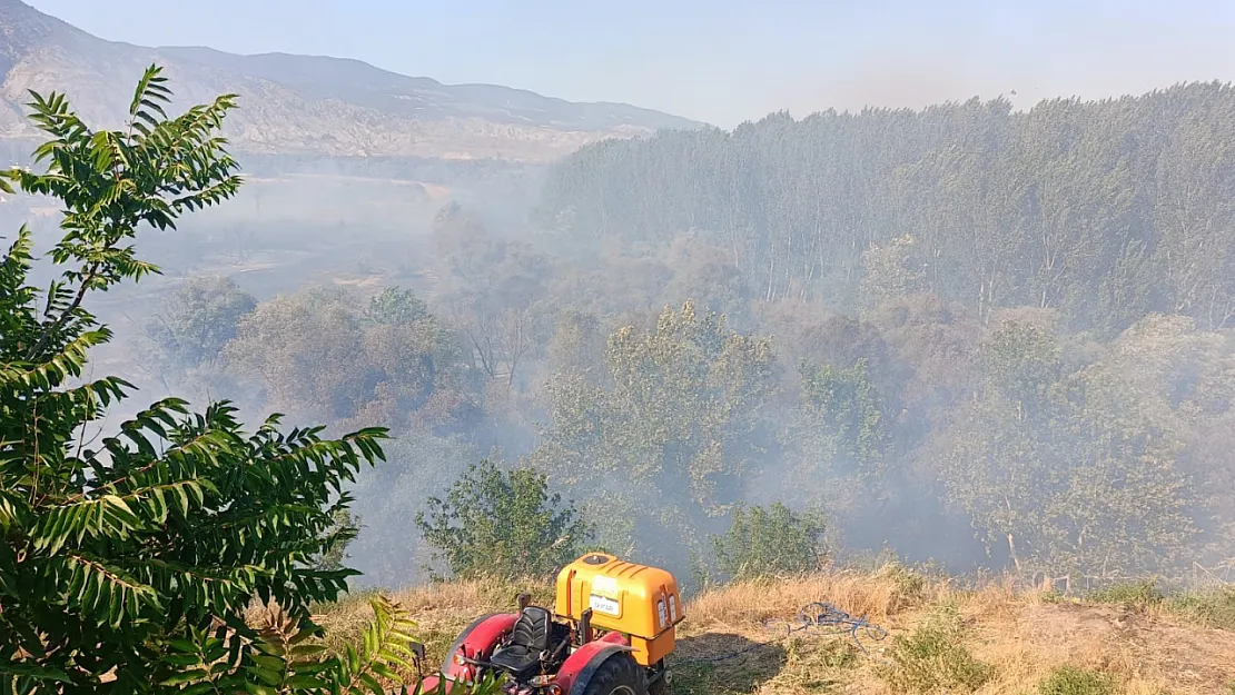 Helikopterin De Müdahale Ettiği Yangında Okul Lojmanı Hasar Aldı
