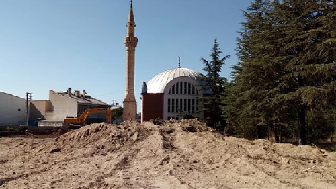 Hem camiye,  hem ağaçlara YAZIK