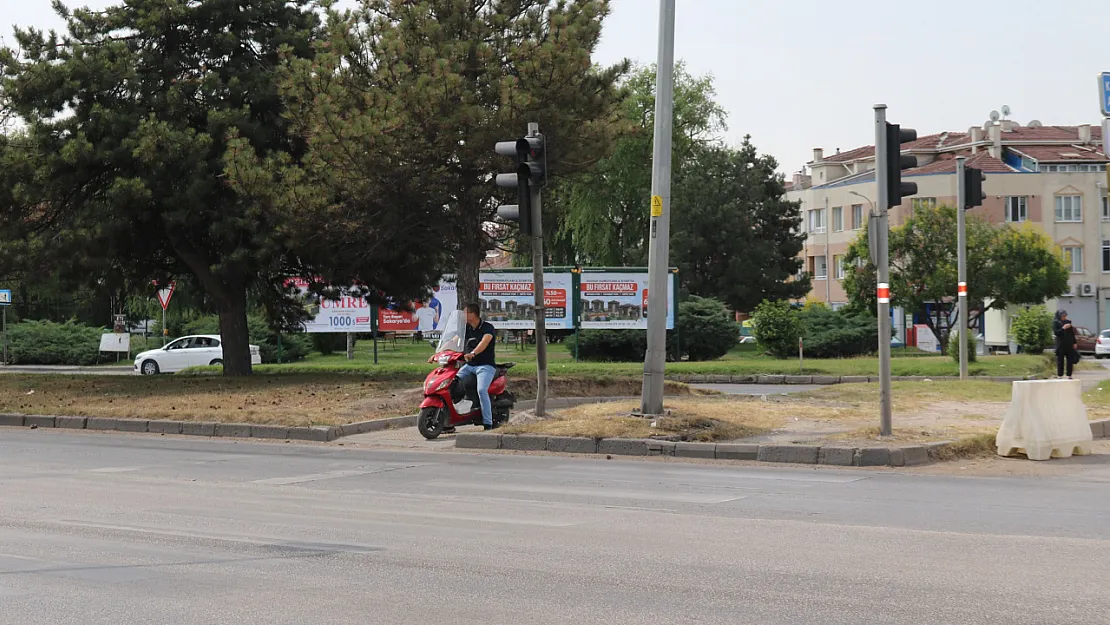 Hem Kask Takmadı Hem De Motosikletiyle Yaya Geçidinden Geçti