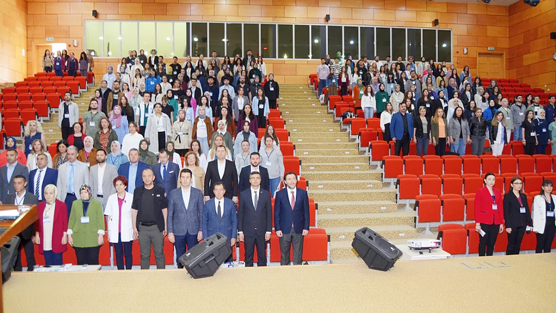 'Hemşirelikte Güncel Yaklaşımlar' Temalı Sempozyum Yapıldı