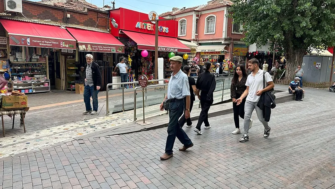 Her gün 15 kilometre yürüyen adam gençlere taş çıkartıyor