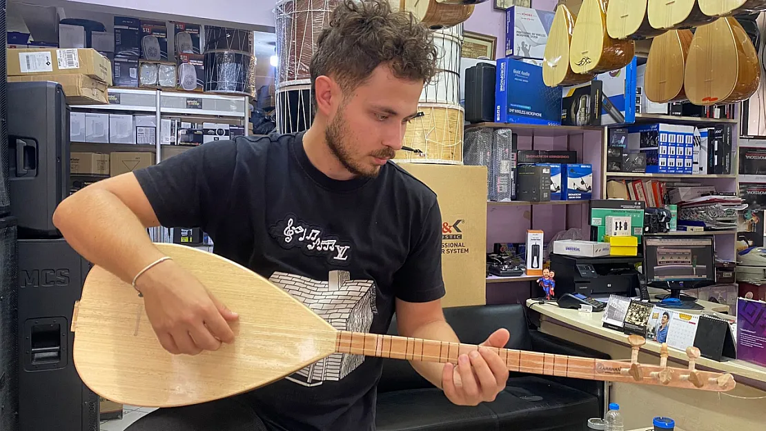 Her Köşesi Farklı Ağaçtan Olan Bağlama