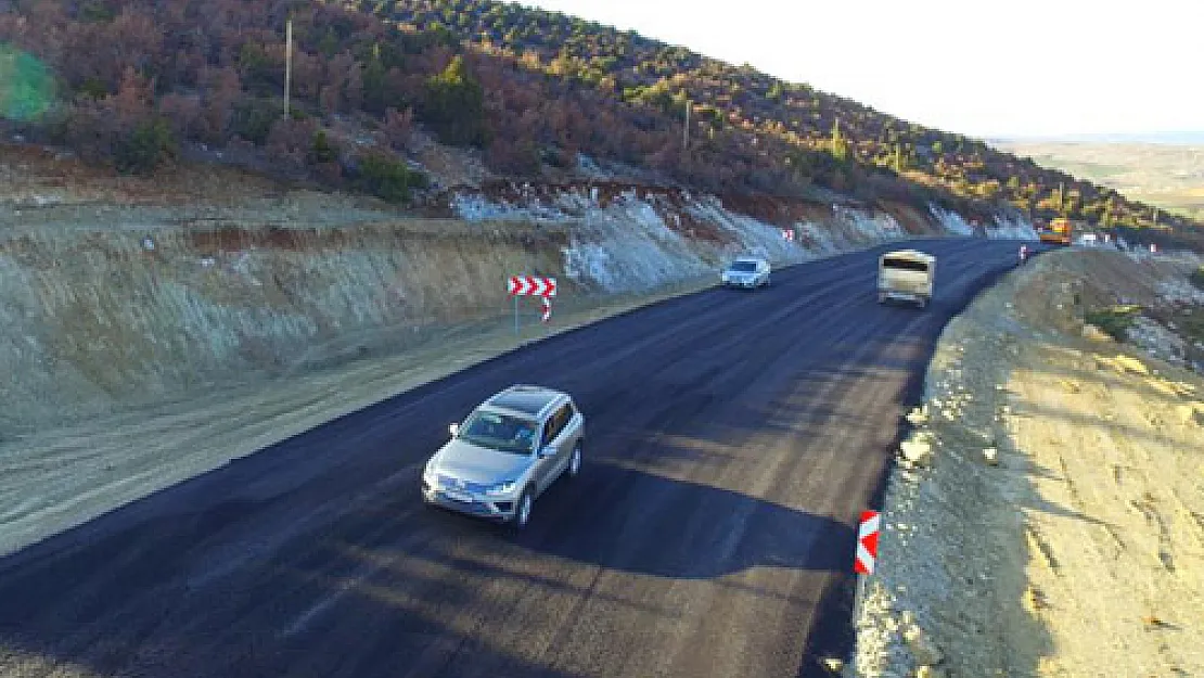 Heyelan nedeniyle çöken yol yeniden trafiğe açıldı