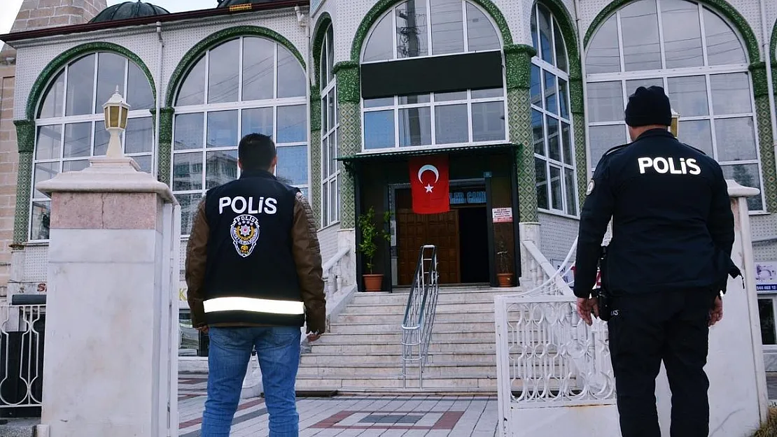 Hırsızlık suçundan aranan iki şahsı polis yakaladı