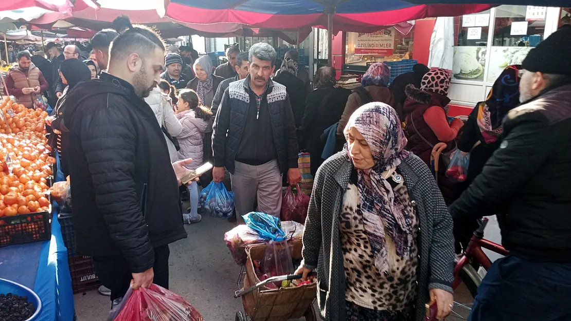 İftar Ve Sahur Alışverişi Yapan Vatandaşlar Pazarları Doldurdu