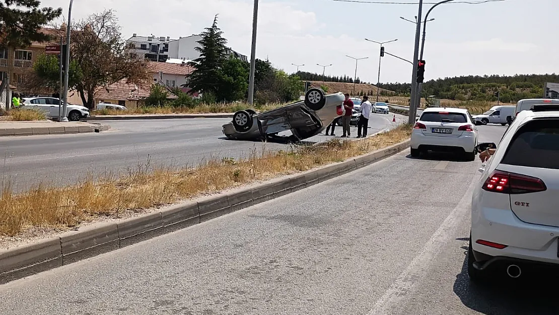 İki Otomobil Çarpıştı, 3 Kişi Yaralandı
