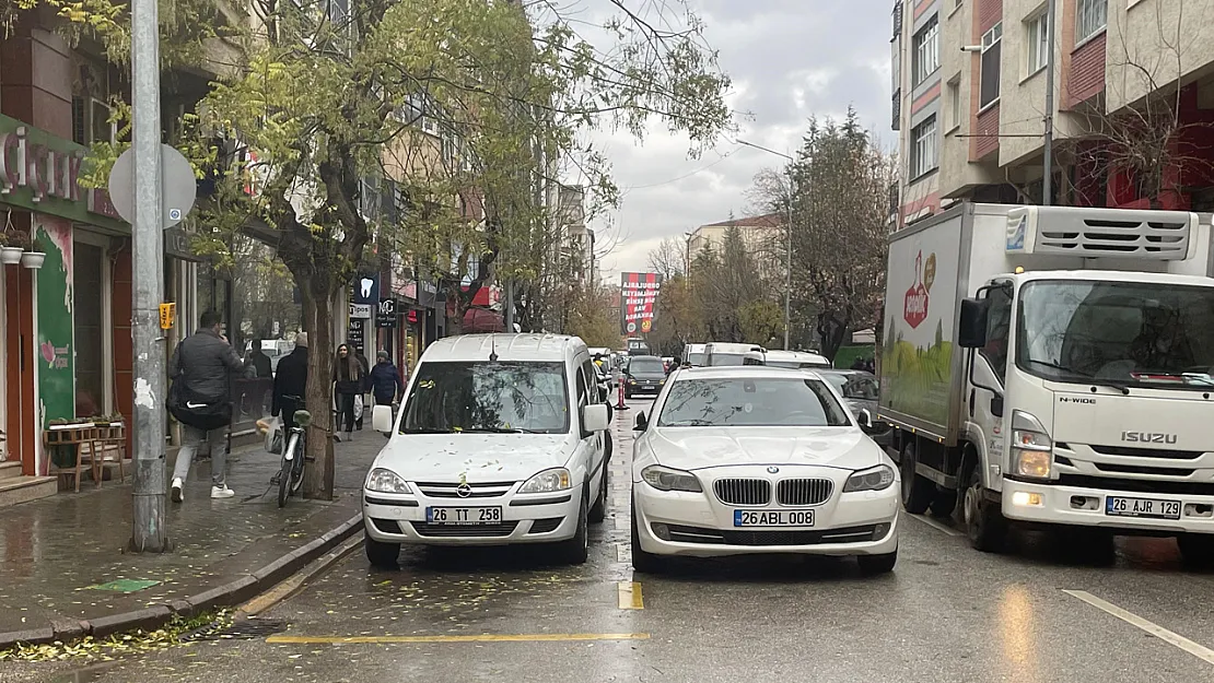 İkinci Sıraya Park Edilen Araçlar Trafiğin Sıkışmasına Neden Oluyor