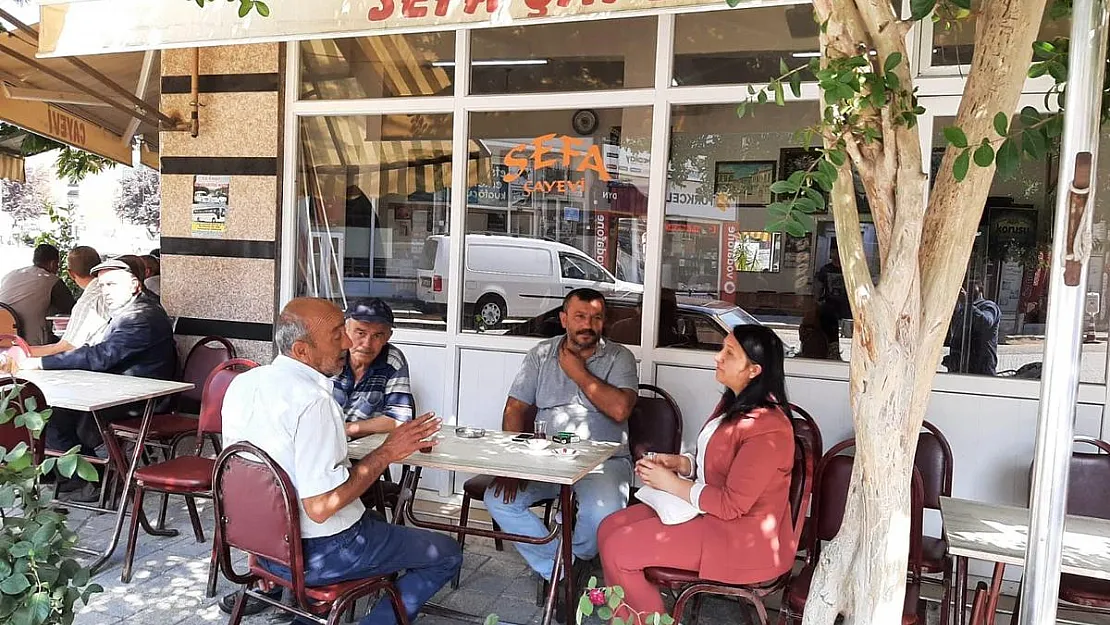 İlçe halkının sorunlarını ayaklarına giderek dinliyor