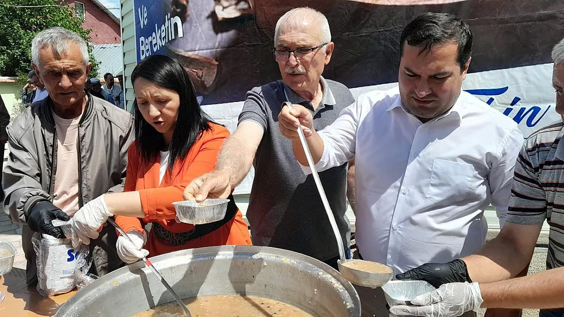 İlçedeki her evin mutfağına aşure götürüldü